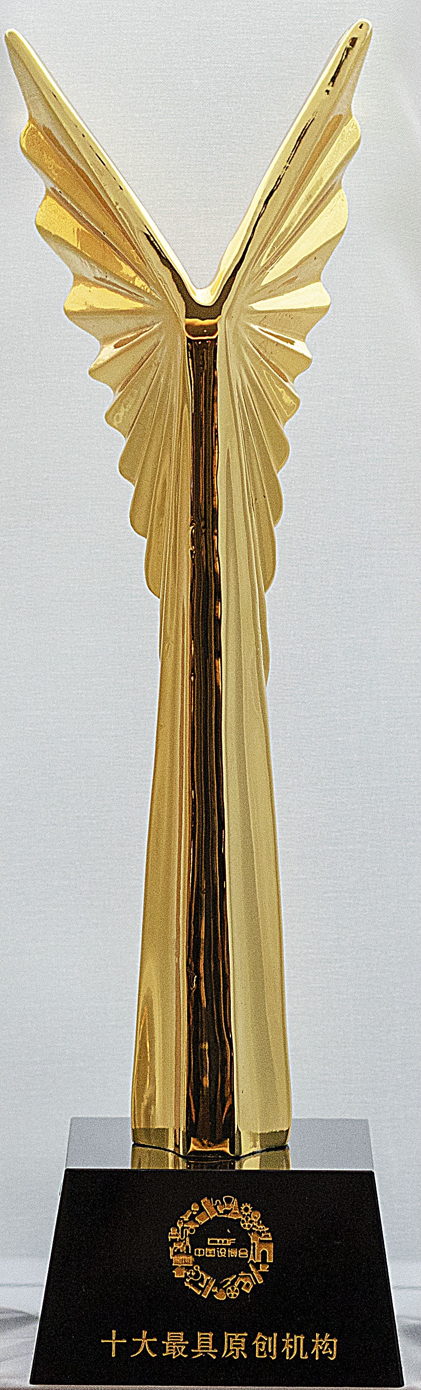17-18年度中國建筑裝飾行業(yè)十大最具原創(chuàng)設(shè)計(jì)機(jī)構(gòu)獎(jiǎng)杯.jpg